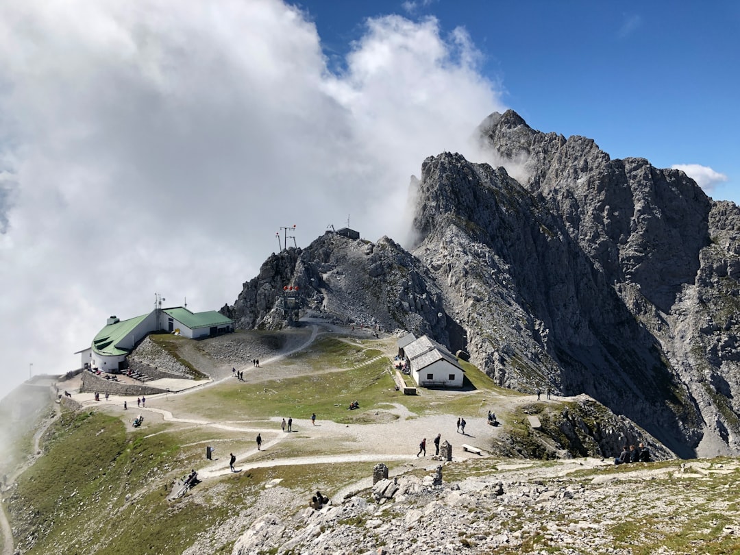 „Im Zug nach Innsbruck: Wie ich zwischen Apfelstrudel, Dialekt und Lebensweisheiten stecken blieb“